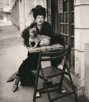 Isabella Blow con il cane di Alaïa, Parigi. Courtesy Steven Meisel