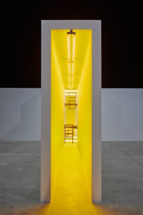 Bruce Nauman, Bruce Nauman, Dream Passage with Four Corridors, 1984 (particolare), Veduta dell’installazione, Pirelli HangarBicocca, Milano, 2022 Centre Pompidou, Paris, Musée national d’art moderne/ Centre de creation industrielle (AM 1987 1136), purchased in 1987 © 2022 Bruce Nauman / SIAE Courtesy the artist; Sperone Westwater, New York, and Pirelli HangarBicocca, Milano. Photo Agostino Osio