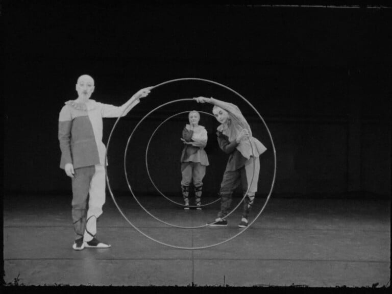 Ulla von Brandenburg, Maskiert und vor allem – verschwiegen, 2022 16 mm film transferred to HD video, black and white, silent, 9’21” edition of 5 + 2 AP, with the kind support of Freunde der Staatsgalerie Stuttgart and Staatsoper Stuttgart. Courtesy of the artist and Art : Concept (Paris); Meyer Riegger (Berlin/Karlsruhe); Pilar Corrias Gallery (London); Produzentengalerie Hamburg