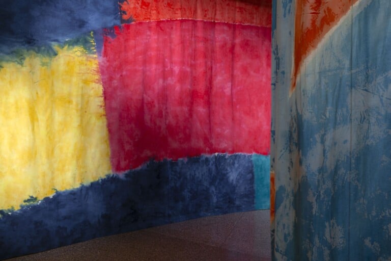 Meris Angioletti e Ulla von Brandenburg, Sul vestito lei ha un corpo, Installation view, 2020 – 2022, Courtesy le artiste e XNL Piacenza