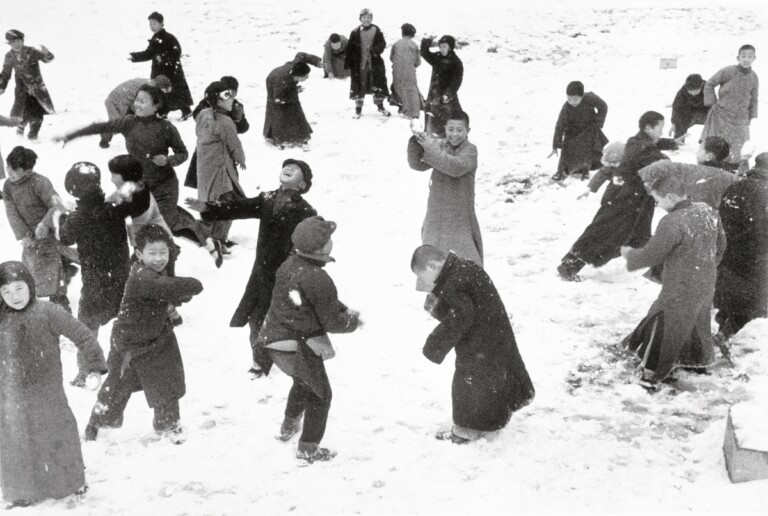 Robert Capa, Bambini che giocano nella neve Hankou, Cina, marzo 1938 © Robert Capa © International Center of Photography Magnum Photos