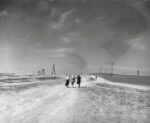 Robert Capa, Donne in cammino in un paesaggio deserto, Stalingrado, U.S.S.R., 1947 © Robert Capa © International Center of Photography Magnum Photos