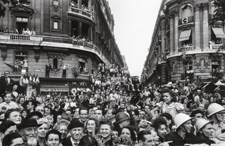 Robert Capa, Folla in festa per la liberazione della città, Parigi, Francia, 25 agosto 1944 © Robert Capa © International Center of Photography Magnum Photos