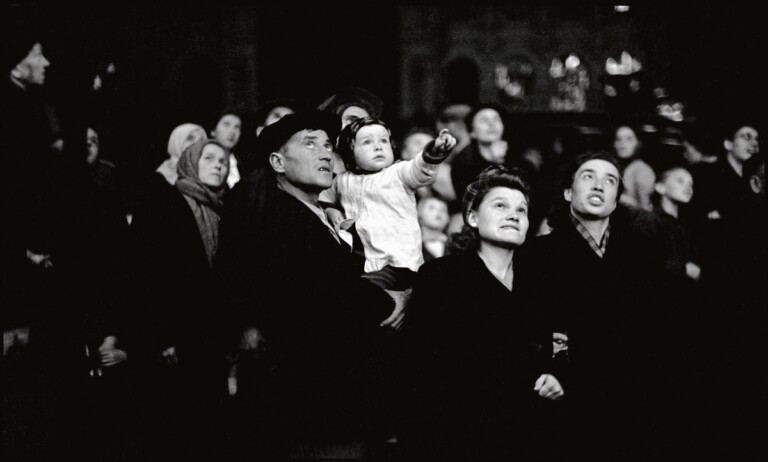 Robert Capa, Fuochi d'artificio durante la celebrazione dell'800° anniversario della fondazione della città. Mosca, U.S.S.R., 1947 © Robert Capa © International Center of Photography Magnum Photos