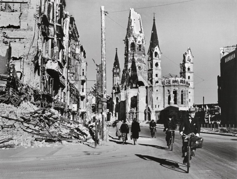 Robert Capa, Gente lungo una strada fiancheggiata da edifici distrutti, Berlino, Germania, agosto 1945 © Robert Capa © International Center of Photography Magnum Photos