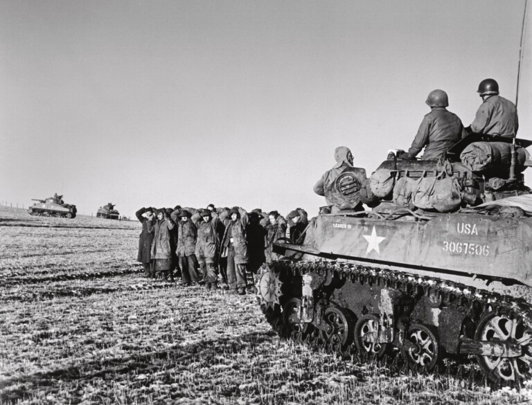 Robert Capa, Soldati tedeschi fatti prigionieri dalle forze americane, Regione di Bastogne, Belgio, 23-26 dicembre 1944 © Robert Capa © International Center of Photography Magnum Photos