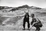 Robert Capa, Un contadino siciliano indica a un ufficiale americano la strada presa dai tedeschi, presso Troina, Sicilia, 4-5 agosto 1943 © Robert Capa © International Center of Photography Magnum Photos