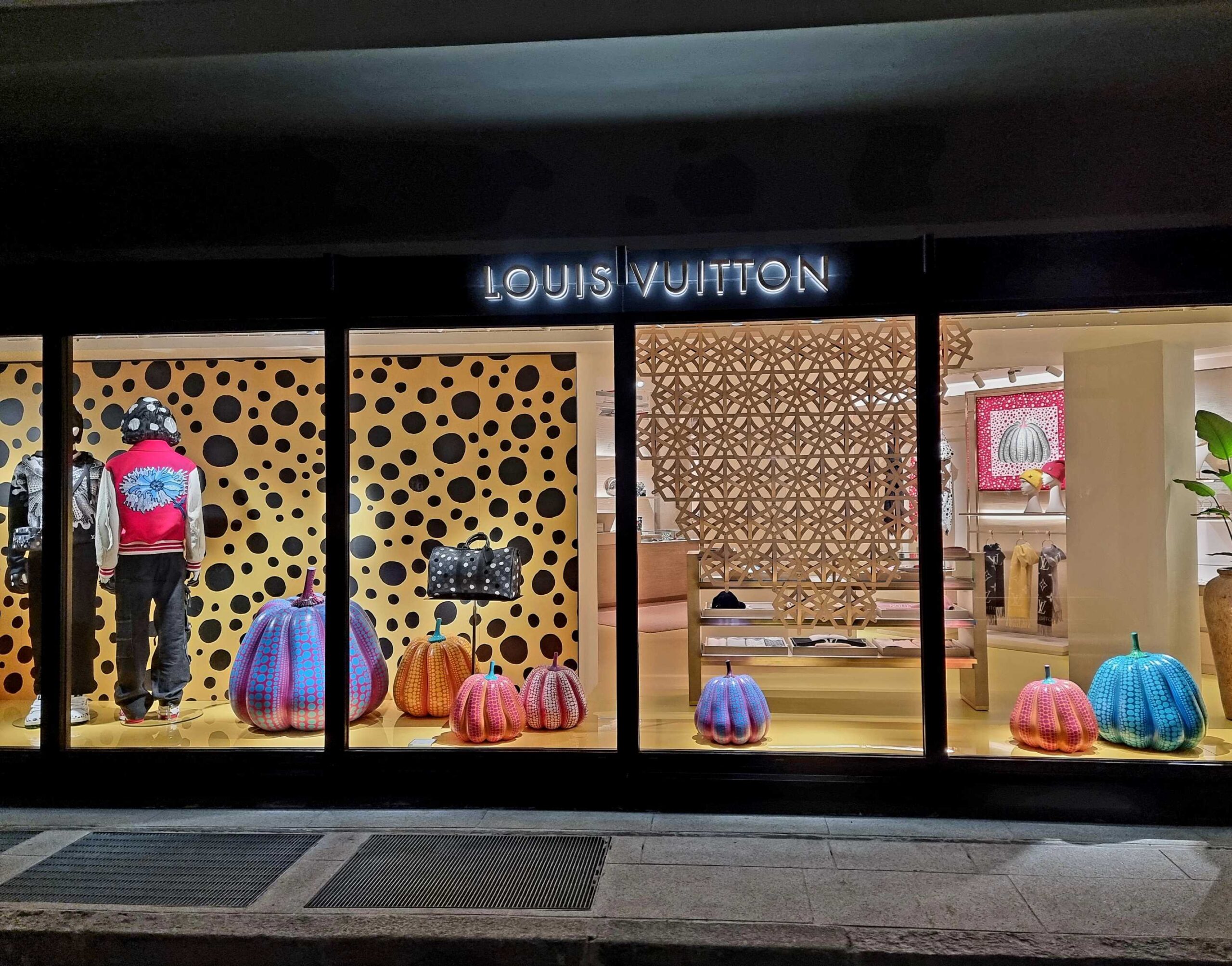La gigantesca Yayoi Kusama davanti alla sede di Louis Vuitton, di