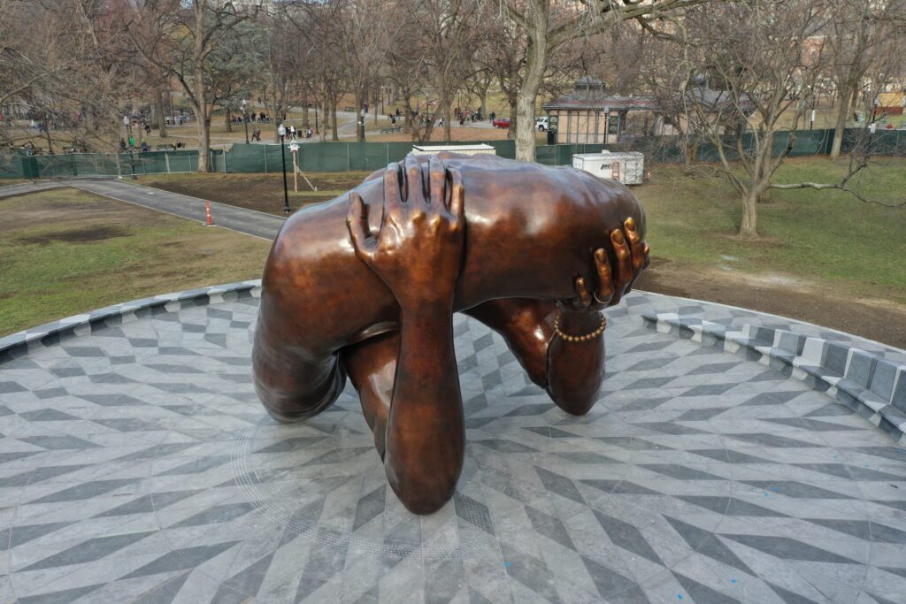 Una grande scultura a Boston celebra l’eredità di Martin Luther King