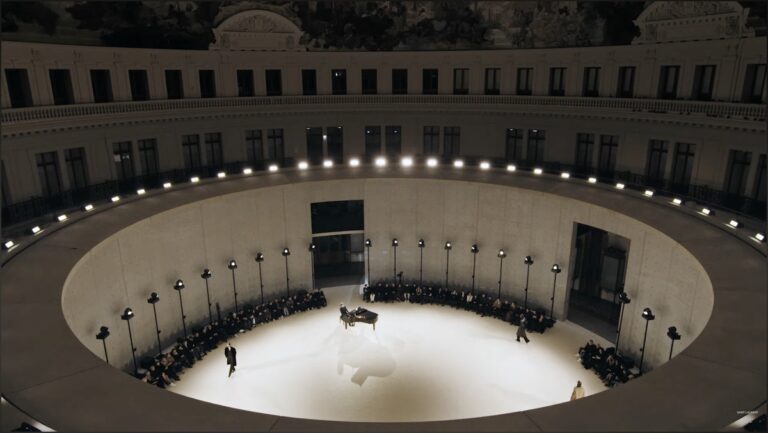 Il set di Saint Laurent alla Bourse du Commerce