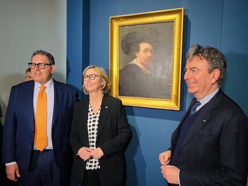Beppe Costa, Giovanni Toti e Anna Orlando con l'autoritratto di Rubens