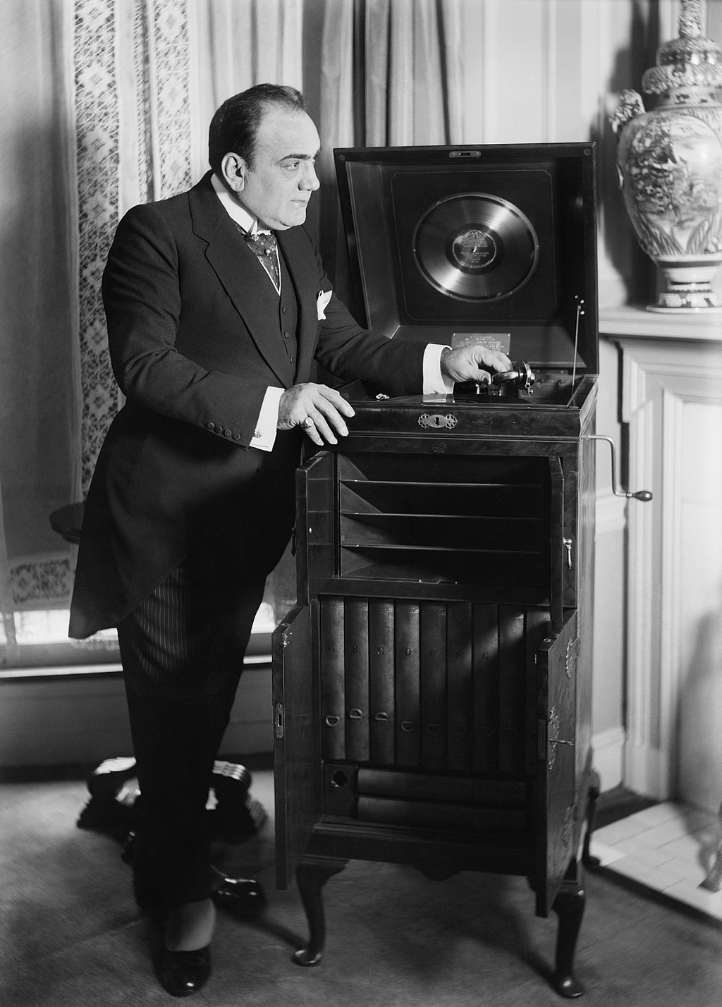 Caruso posa accanto a un elegante grammofono modello Victrola