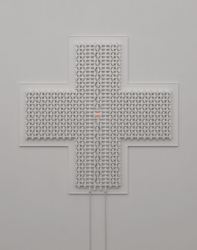 Shay Frisch, Campo 928_B, 2020, componenti elettrici su tavola di legno, 160 x 161 cm, inv.145/PBR