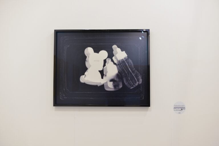 Vincitore Premio The collectors.chain by Art Defender_ Maha Malluh, The Mouse (capturing light), 2007, cprint, dibond