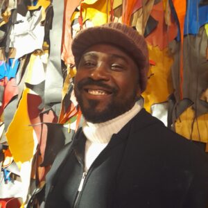 Arte sostenibile e moda inclusiva: a Roma la mostra del camerunense Victor Fotso Nyie