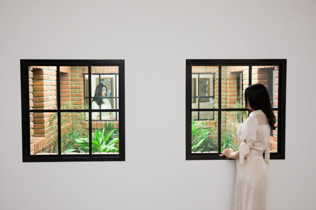 Oltre la soglia. Le illusioni di Leandro Erlich in mostra a Milano