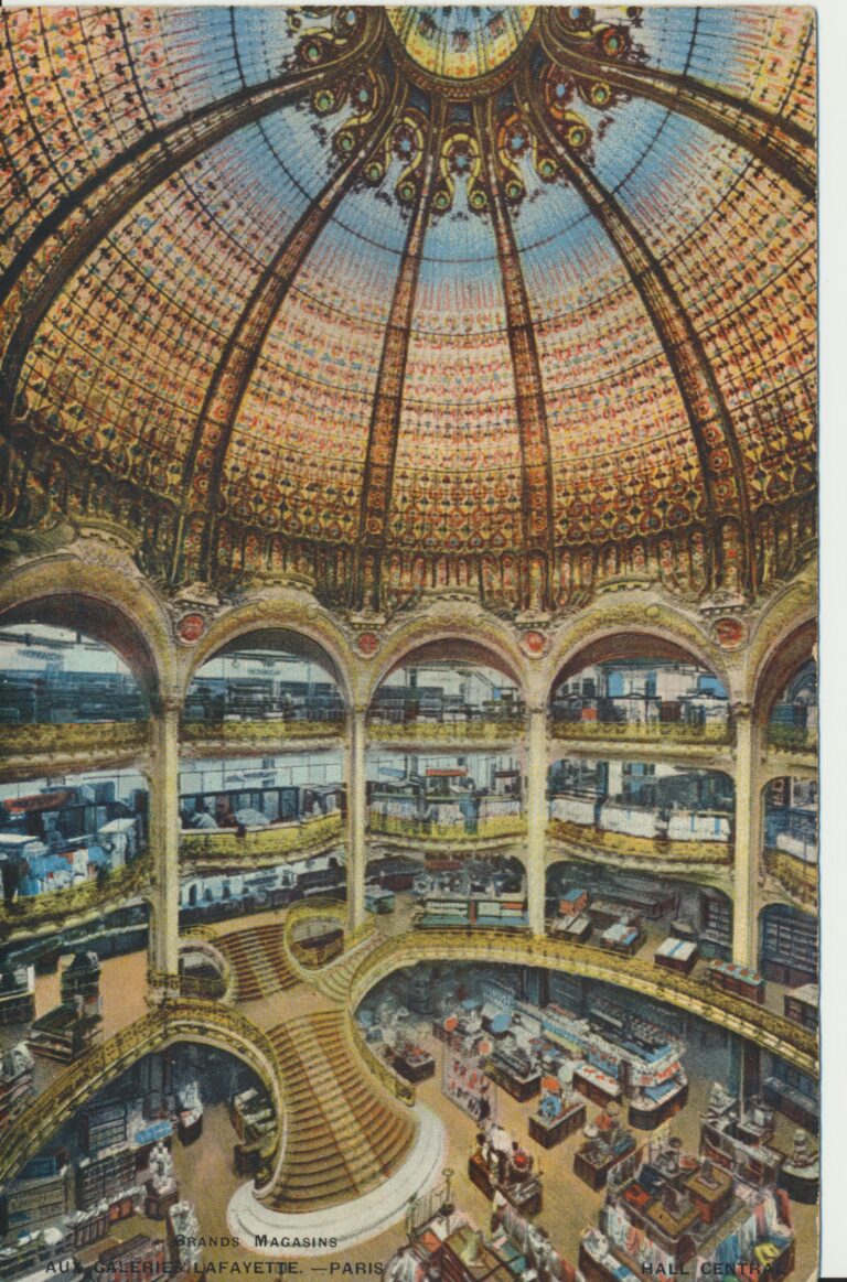 Vue intérieure du grand hall et de la coupole d’origine, Galeries Lafayette Paris Haussmann, carte postale, 1912 © Galeries Lafayette