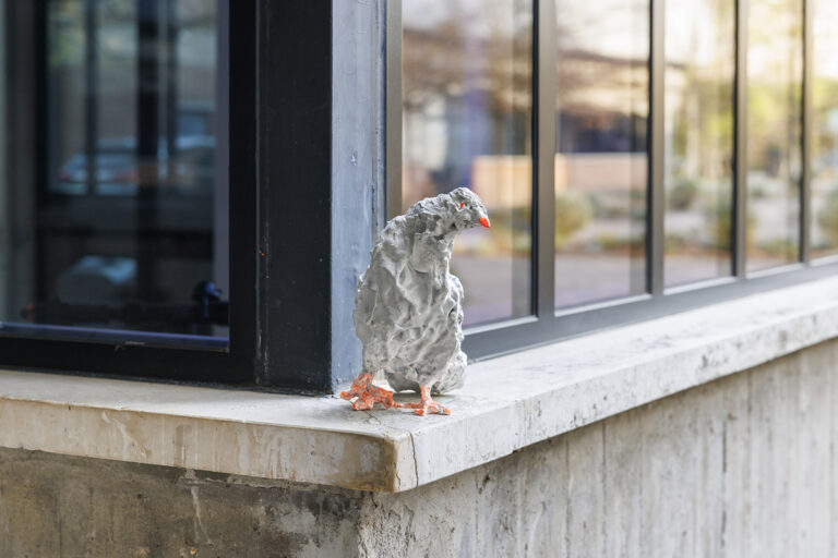 Andriu Deplazes, Aufrechte Taube (Upright Pigeon), 2023. Courtesy of the artist and Galerie Peter Kilchmann, Zurich. Photo Roberto Marossi