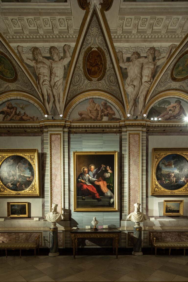 Dosso Dossi. Il fregio di Enea, installation view con Santi Cosma e Damiano. Photo A. Novelli © Galleria Borghese