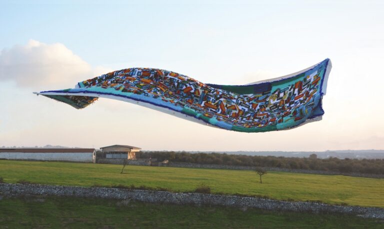 Flying Carpet, 1.50x3.50 m, tessitura mista, Puglia, Masseria Cultura ( tappeto che sembra volare)