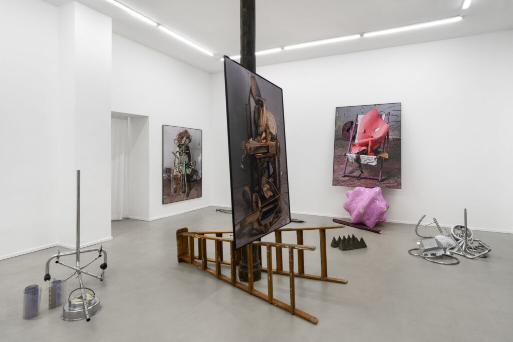 Assemblaggi, fotografia e ironia. Robertas Narkus in mostra a Milano