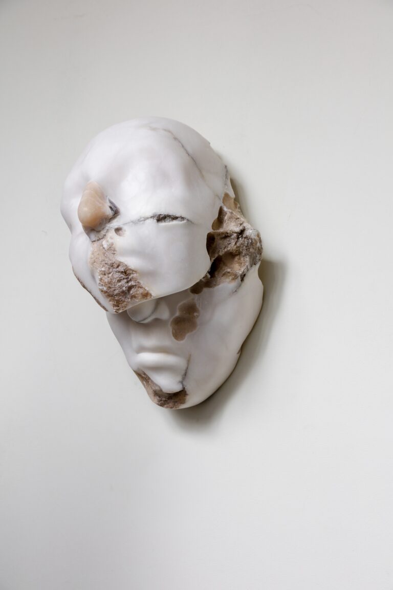 Sofie Muller AL/LXIV/18, 2018 alabastro bianco e caramello / white and caramel alabaster 30 x 24 x 24 cm courtesy: l’artista / the artist collezione privata / private collection © photo: Peter Willems
