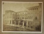 Arpesani, Fotografia montata su cartoncino che raffigura Palazzo Gonzaga agli inizi del Novecento