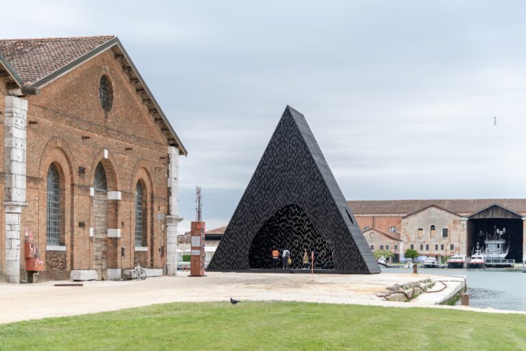 David Adjaye alla Biennale Architettura 2023, Venezia. Photo Irene Fanizza