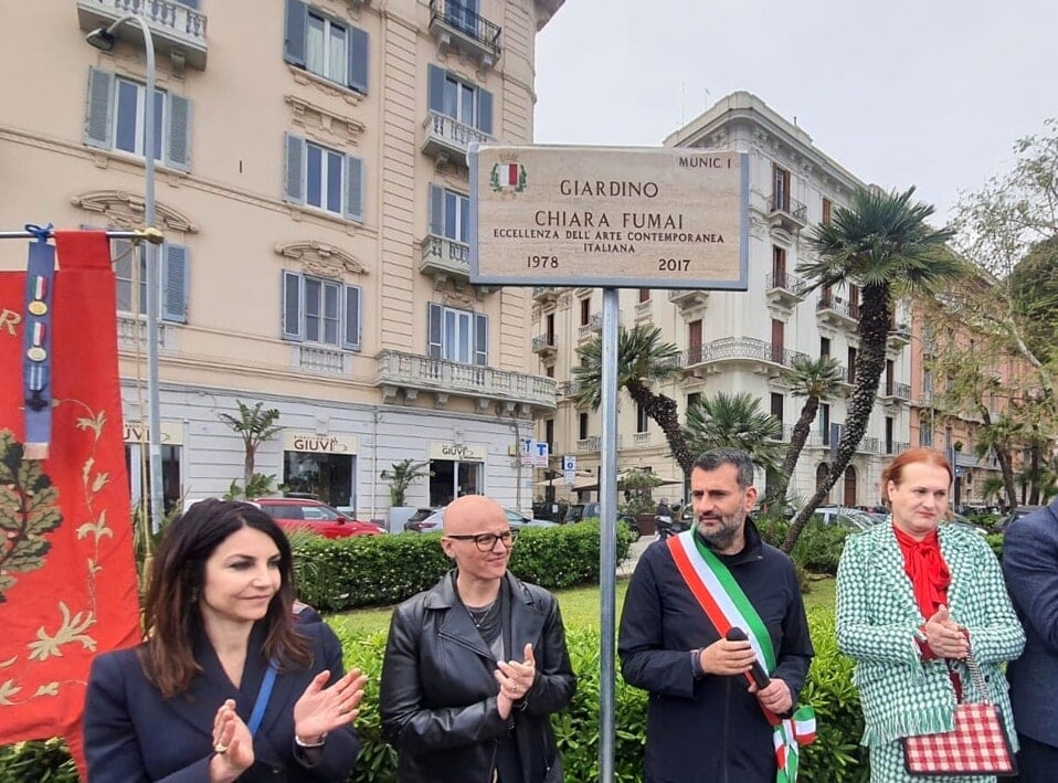 Sul lungomare di Bari un giardino per ricordare l’artista femminista Chiara Fumai