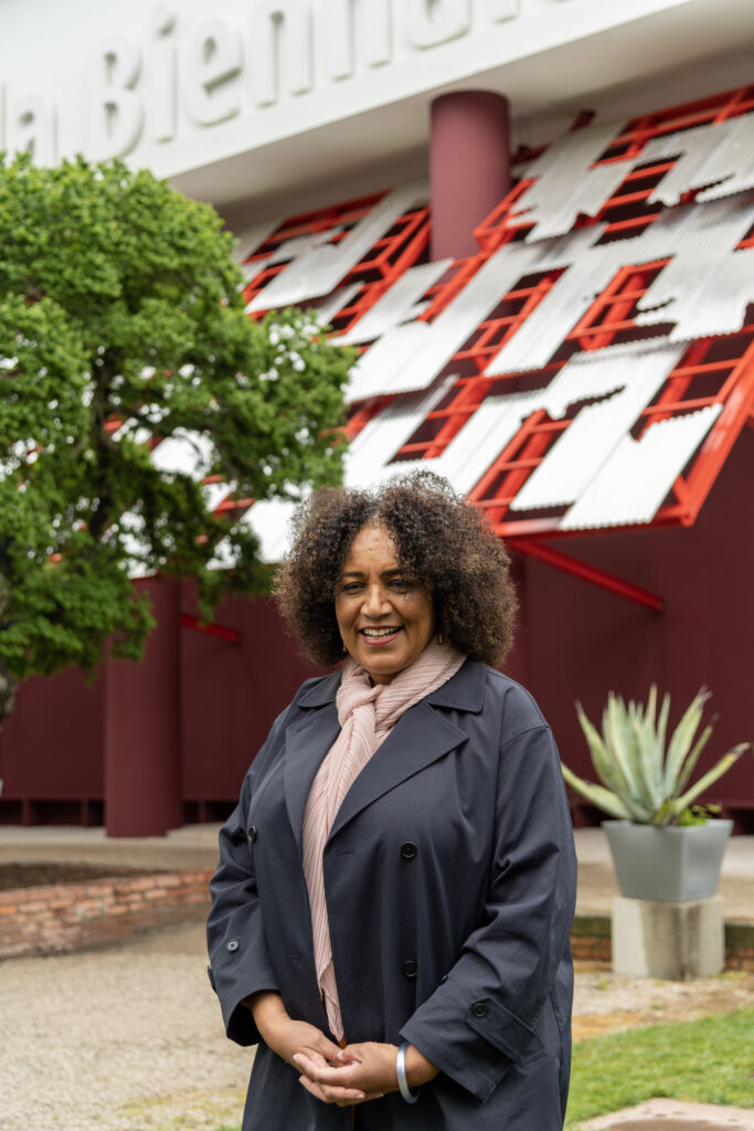 Lesley Lokko, curatrice della Biennale Architettura 2023, Venezia. Photo Irene Fanizza