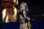 Maria Rita Barbera ritira il David di Donatello per i miglior costumi per il film “La stranezza” (Luca Dammicco | Premi David di Donatello)