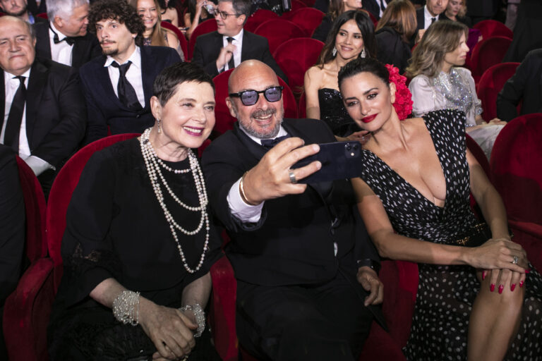 Isabella Rossellini, Emanuele Crialese e Penelope Cruz durante la cerimonia di premiazione dei David di Donatello 2023
