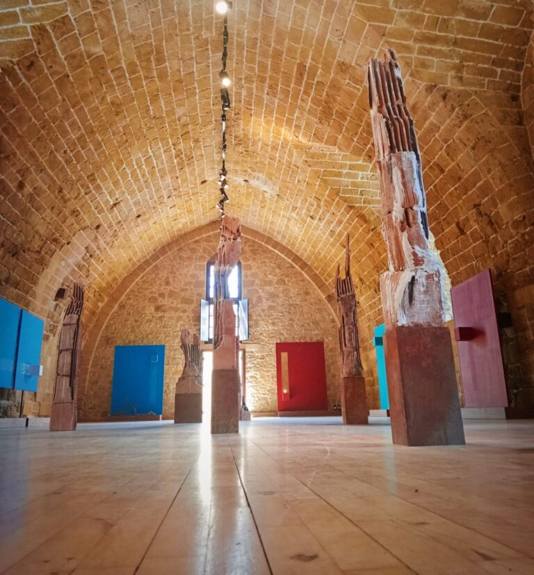 Stefania Pennacchio & Vassilis Vassiliades, Kairos Limitrofi. Solo lo spazio ricorda, installation view at Kasteliotissa Hall, Nicosia, 2023