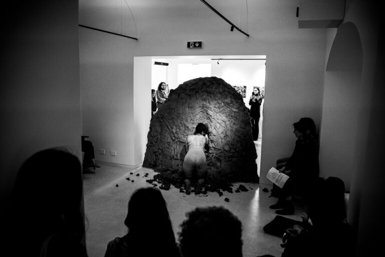 Susana Pilar, Abriendo pasos, performance at FOROF, Roma, 2023. Photo Giovanni De Angelis