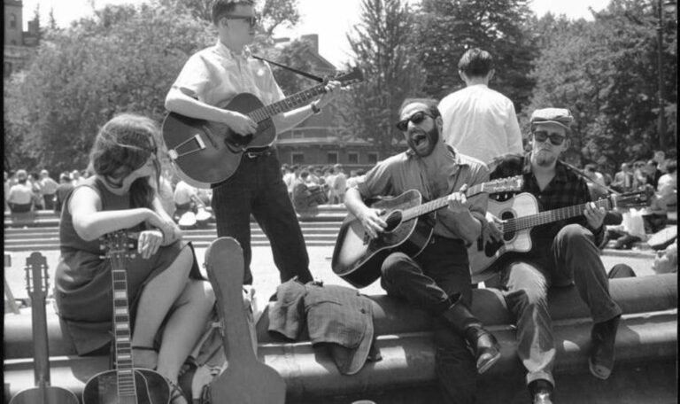 Un concerto improvvisato in una piazza del Greenwich Village, primi Anni Sessanta