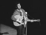 Un giovanissimo Bob Dylan in concerto alla Town Hall, Midtown Manhattan, il 12 aprile 1963