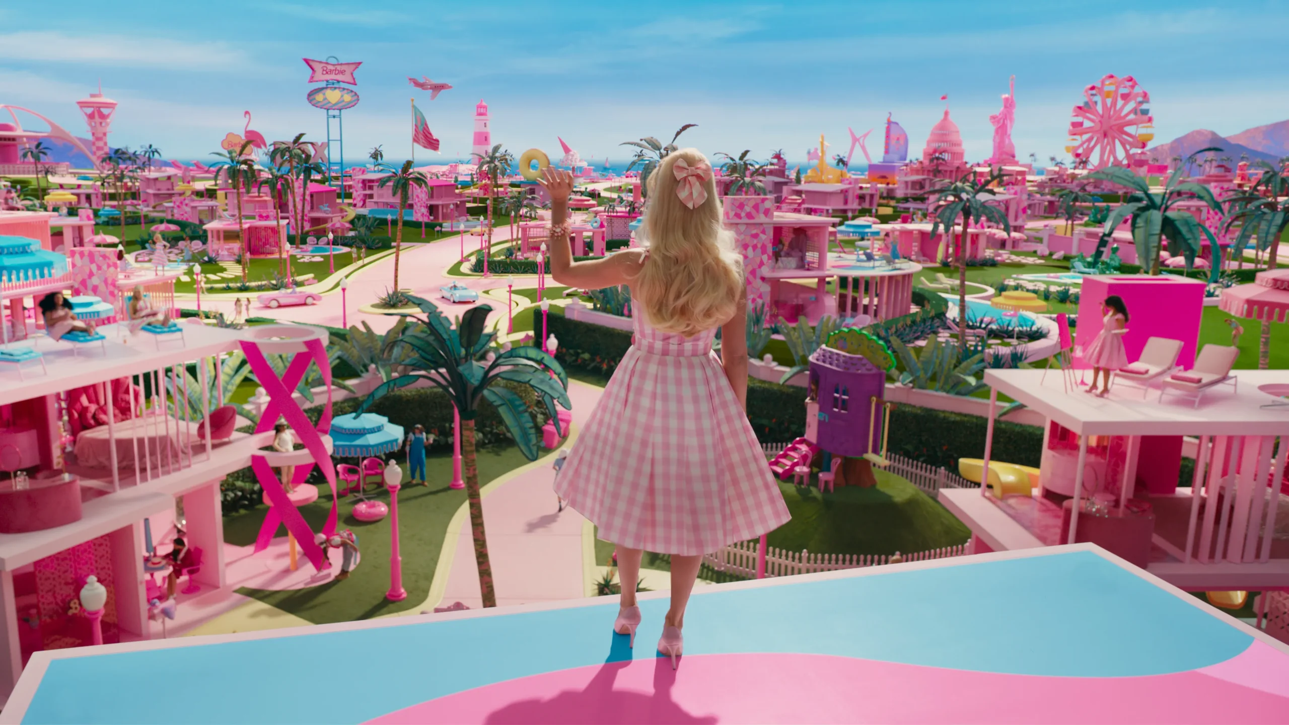 https://www.artribune.com/wp-content/uploads/2023/06/Barbieland-%C2%A9-Warner-Bros.-Pictures-scaled.webp