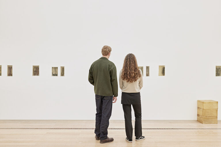 Doris Salcedo, installation view at Fondation Beyeler, Basel, 2023 © Doris Salcedo. Photo Mark Niedermann