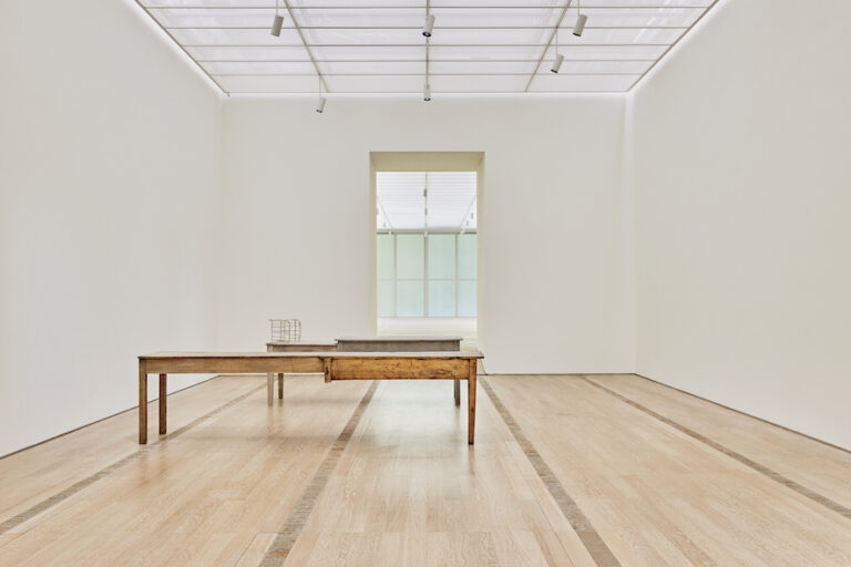 Doris Salcedo, installation view at Fondation Beyeler, Basel, 2023 © Doris Salcedo. Photo Mark Niedermann