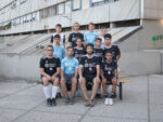 I custodi di Corviale, di Terraproject in collaborazione con Calciosociale. Foto di gruppo con alcuni giocatori del torneo di Calciosociale: in nero la squadra J.K. Rowling, in bianco la squadra A. Zanardi e in celeste la squadra V. Perniciaro. Roma, 2022