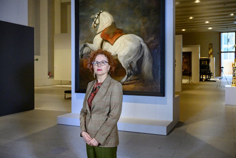 La direttrice Leticia Ruiz posa davanti al Cavallo Bianco di Velázquez