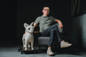Il cane robotico di Mario Klingemann: l’AI prende in giro la critica d’arte?