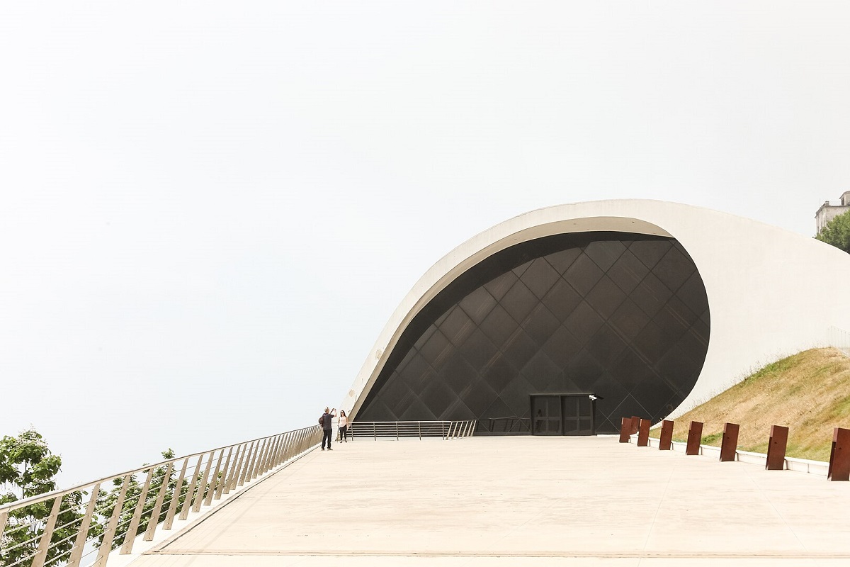 Oscar Niemeyer, Auditorium, Ravello. Courtesy Zioluc, CC BY SA 4.0, via Wikimedia