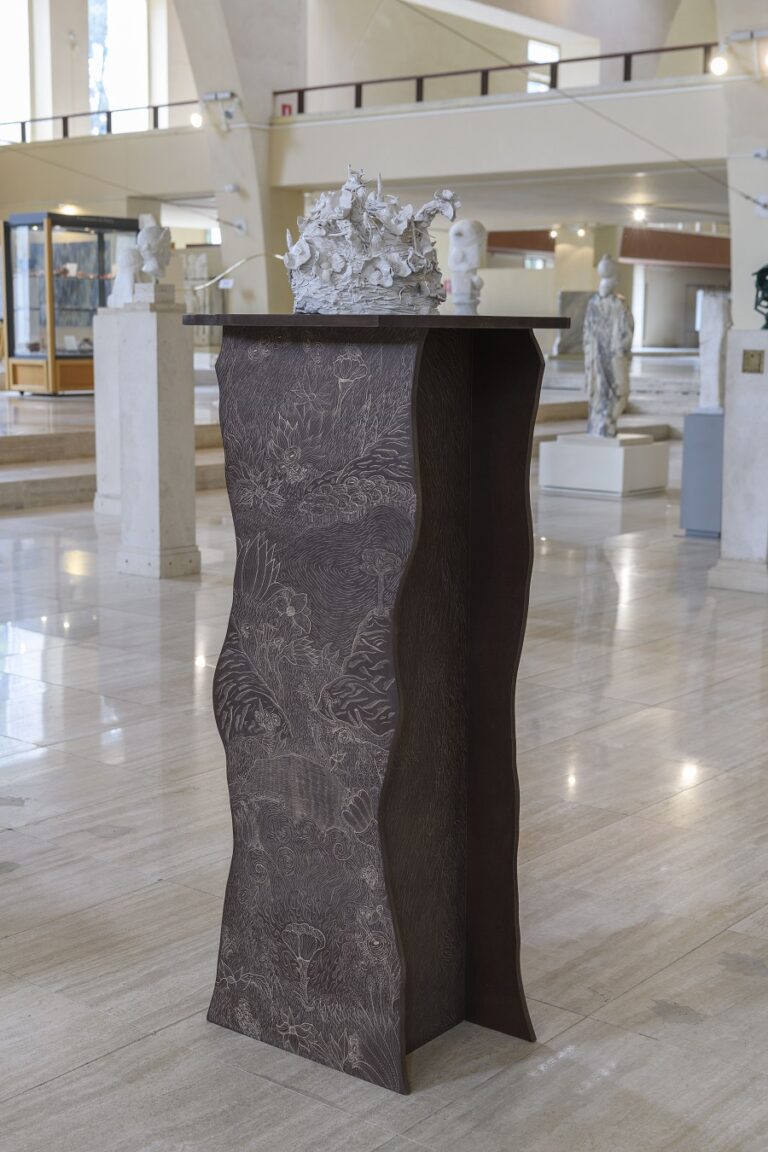 Valerio Di Fiore, Untitled, 2023, ceramica e mdf, 175 x 50 x 50 cm.