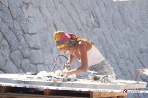 In Abruzzo torna il simposio di scultura che porta sulle case i murales di pietra