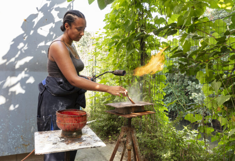 Dominique White alle Fonderia Artistica Battaglia durante la residenza in Italia. Photo: Andrea Rossetti - Héctor Chico