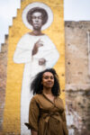 Dominique White durante la residenza in Italia davanti al murales di San Benedetto il Moro, Palermo. Photo: TIWI