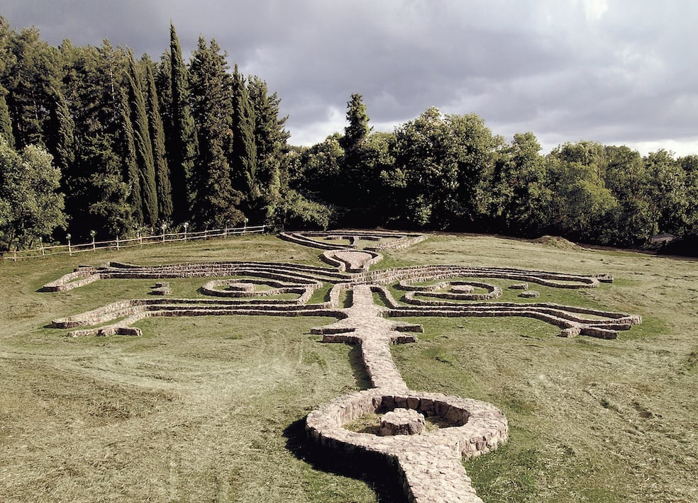 Hic Terminus Haeret, Spoerri, Sentiero Murato Labirintiforme, Susaenn Neumann © Fondazione Il Giardino di Daniel Spoerri