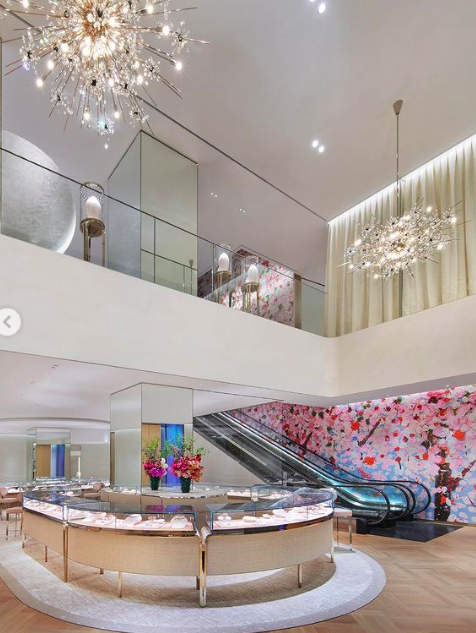 Lo store di Tiffany&Co a Tokyo con l’opera di Damien Hirst 