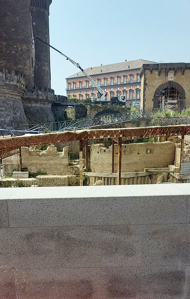 Parco archeologico lungo i bastioni di Castel Nuovo in via di completamento, Napoli, 2023. Photo Carlo De Cristofaro